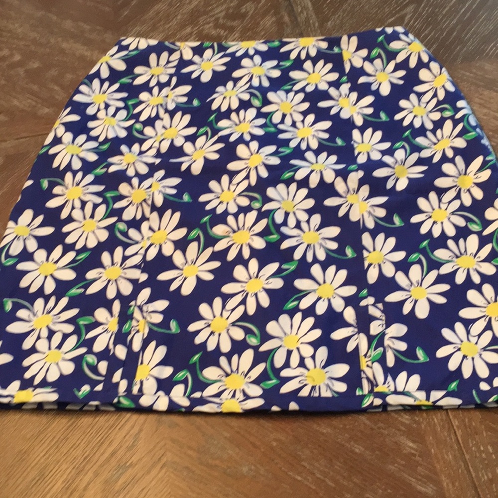 White tag skirt